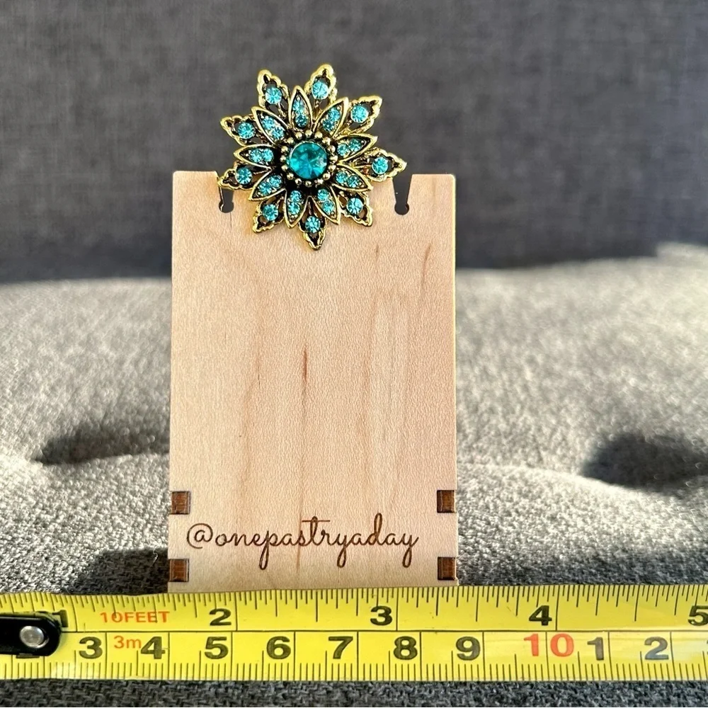 Austrian Crystal Rhinestone Fashion Brooch Pin, Blue, Aqua, Gold (STAR)